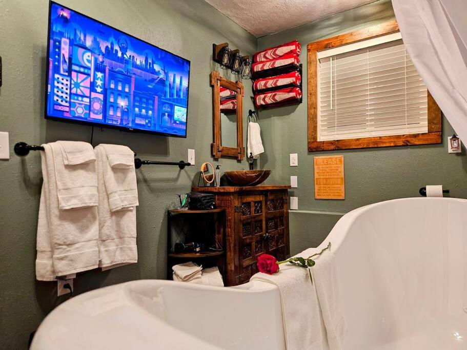 Private Cabin- Breakfast - Double Tub - 75In Tv - Sup - Washer Dryer - Bbq West Point Dış mekan fotoğraf