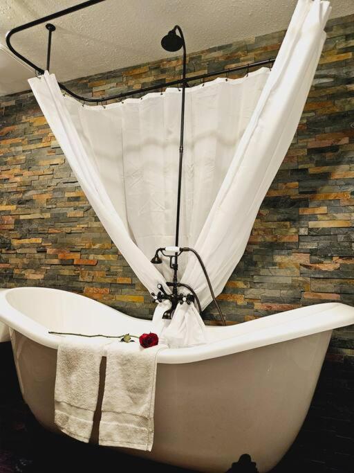 Private Cabin- Breakfast - Double Tub - 75In Tv - Sup - Washer Dryer - Bbq West Point Dış mekan fotoğraf